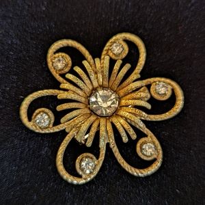 Vintage Flower Brooch with Light Gold Tone/Clear Stones
